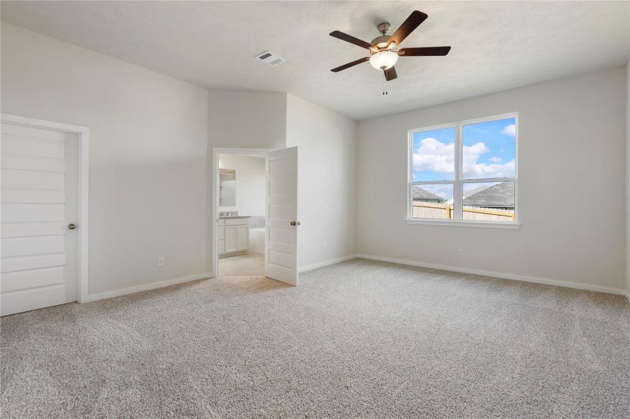 Spacious, unfurnished interior of a new home in Vintage Farms, Brenham (Image 40).
