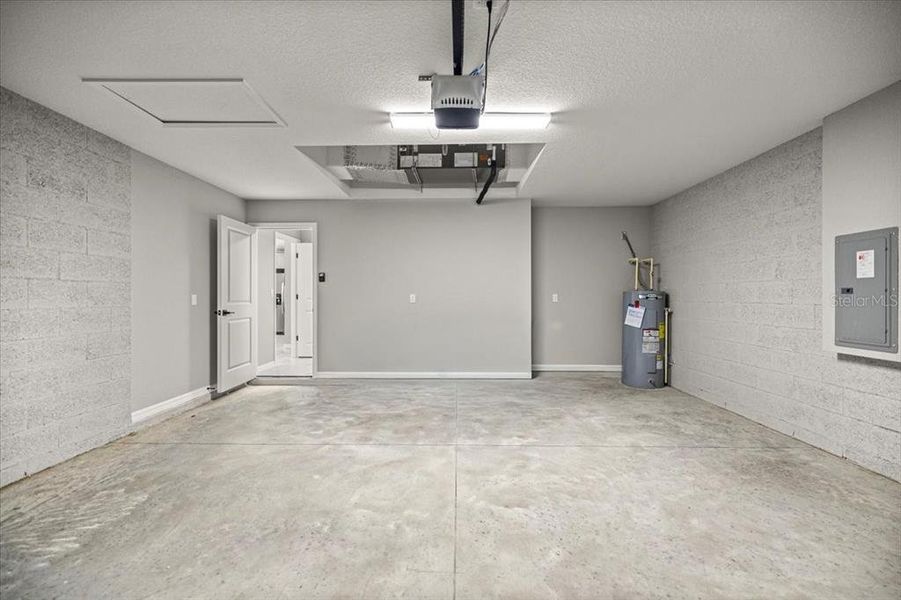 Spacious, unfurnished interior of a new home in , Ocala (Image 15).