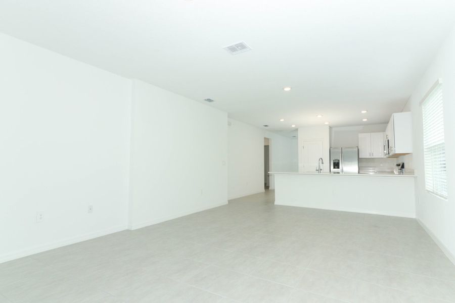 Spacious, unfurnished interior of a new home in Marion Creek, Haines City (Image 21).