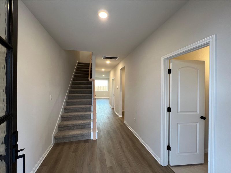 Spacious, unfurnished interior of a new home in Rolling Glen, Hutto (Image 26).