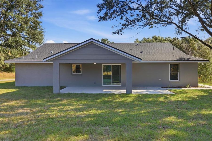 Exterior details and patio area of a home in , Dunnellon (Image 18).