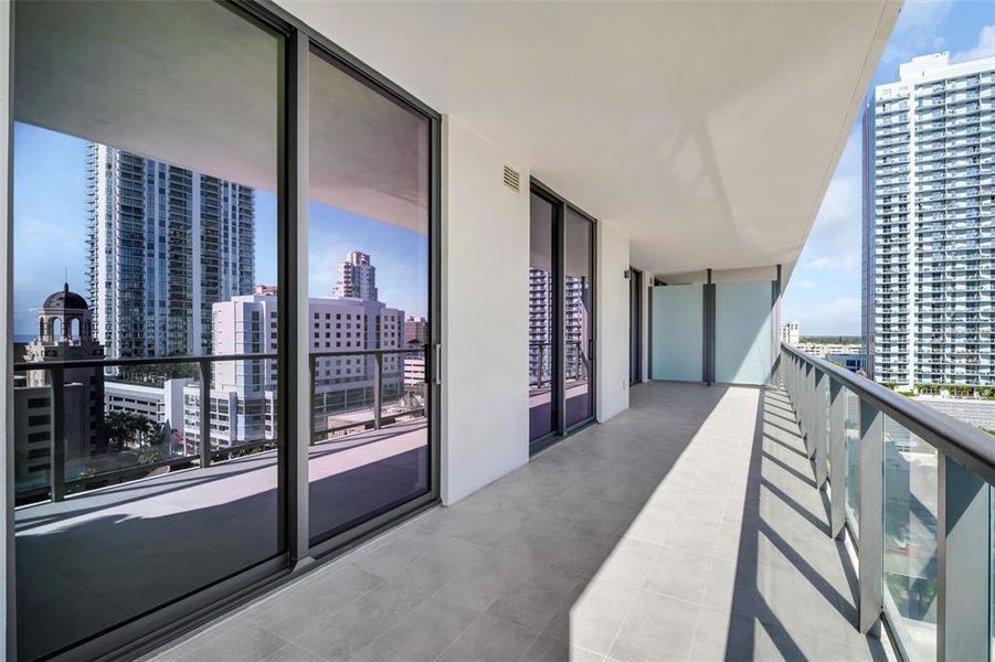 Condo located in St. Petersburg, FL showcasing its design and architecture (Image 5).