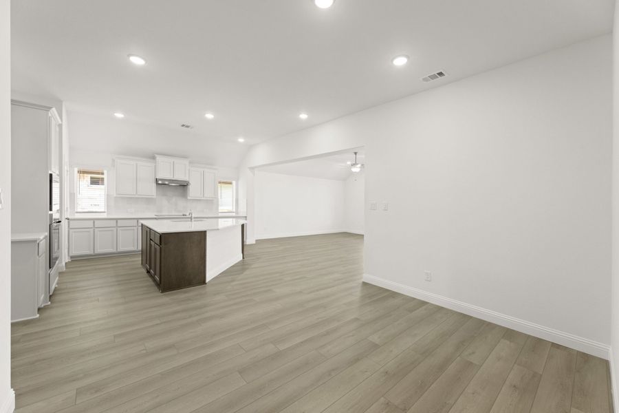 Spacious, unfurnished interior of a new home in Keeneland, Aubrey (Image 21).
