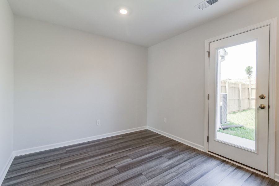 Spacious, unfurnished interior of a new home in Astoria, Columbia (Image 19).