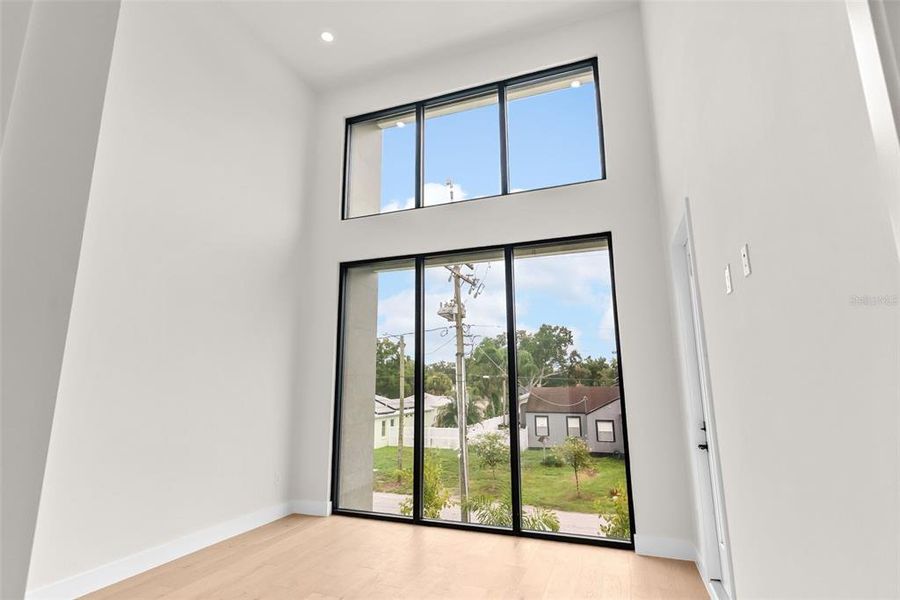 Spacious, unfurnished interior of a new home in , Tampa (Image 20).