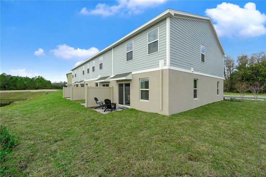 Exterior details and patio area of a home in , Tavares (Image 3).
