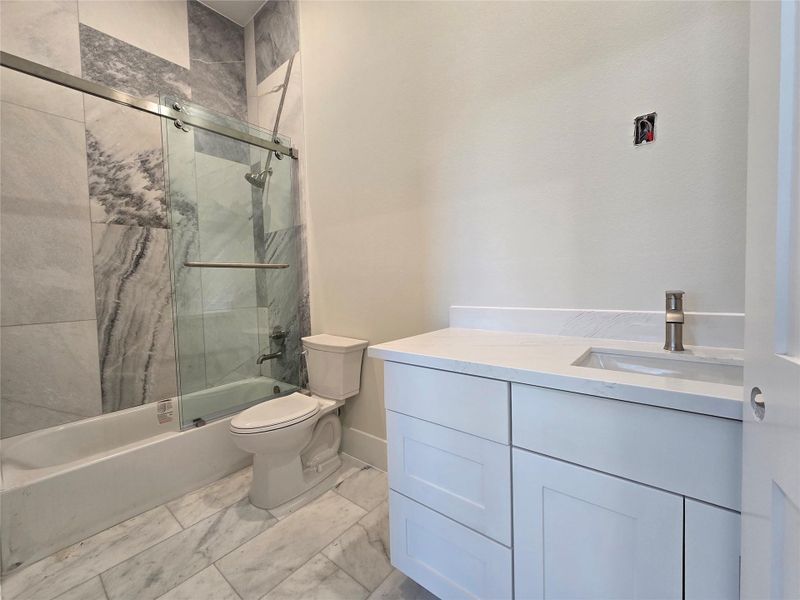 En-suire bathroom in bedroom 2 on level 1