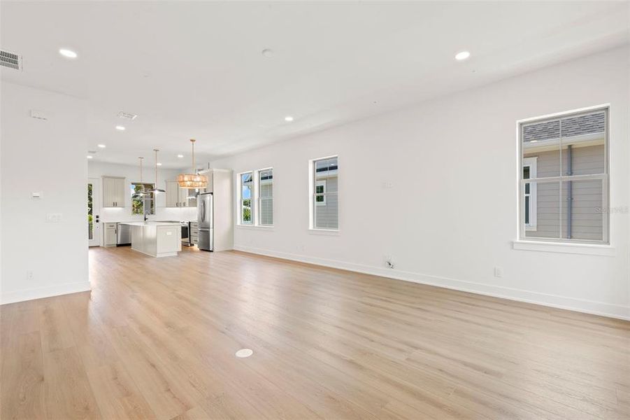 Spacious, unfurnished interior of a new home in , St. Petersburg (Image 31).
