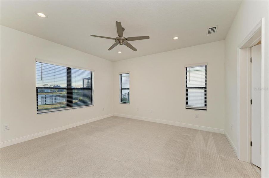 Spacious, unfurnished interior of a new home in , Sarasota (Image 20).