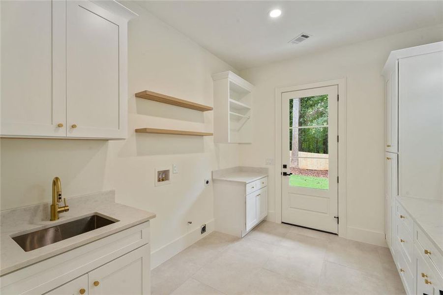Furnished interior view inside a new home in , Alpharetta (Image 13).