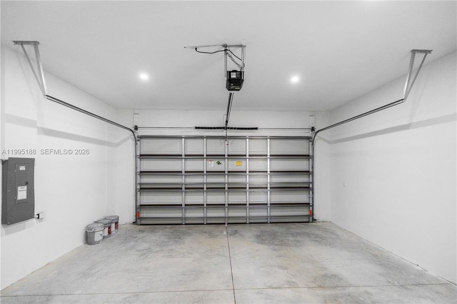 Spacious, unfurnished interior of a new home in , Cape Coral (Image 51).