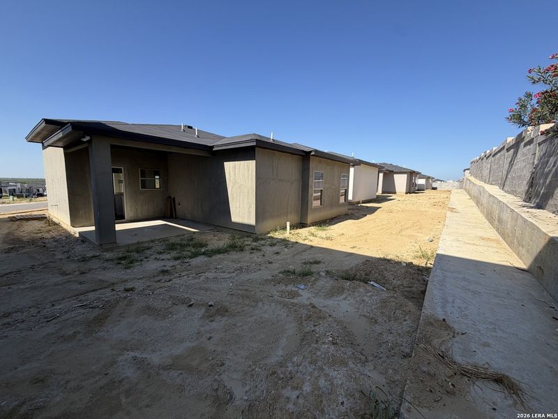 Exterior details and patio area of a home in , Laredo (Image 11).