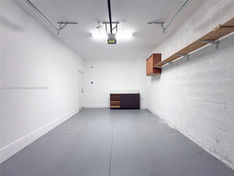 Spacious, unfurnished interior of a new home in , Pompano Beach (Image 14).