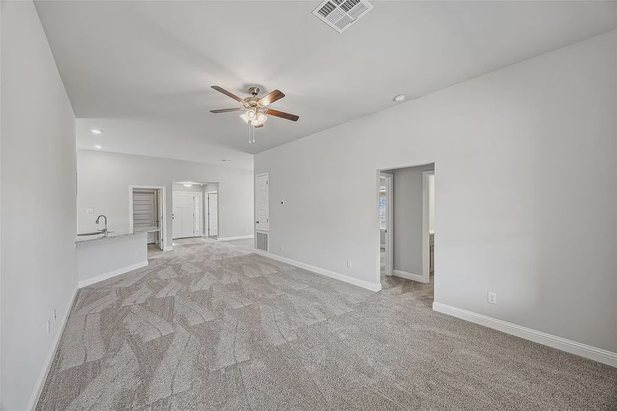 Spacious, unfurnished interior of a new home in Grand Oaks Reserve, Cleveland (Image 17).