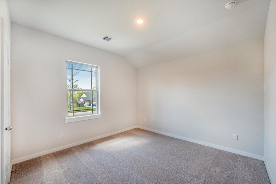 Spacious, unfurnished interior of a new home in Deer Pines, Conroe (Image 39).