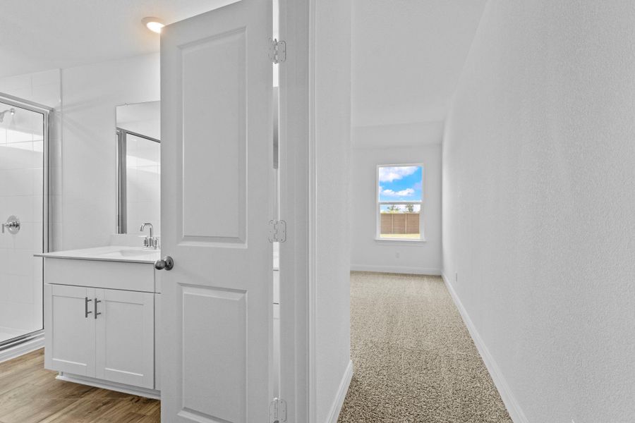 Spacious, unfurnished interior of a new home in Railhead, Cedar Creek (Image 24).