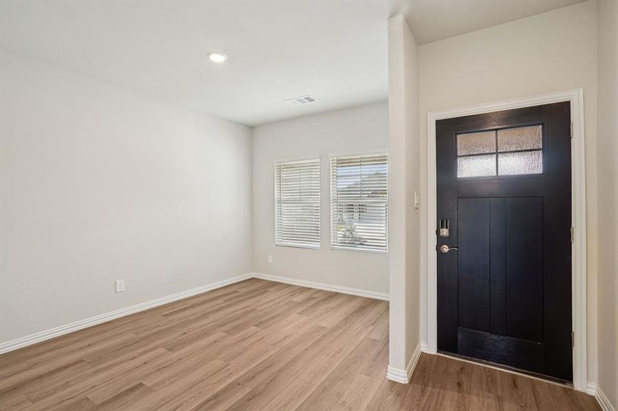 Spacious, unfurnished interior of a new home in Westmoor, Sherman (Image 26).