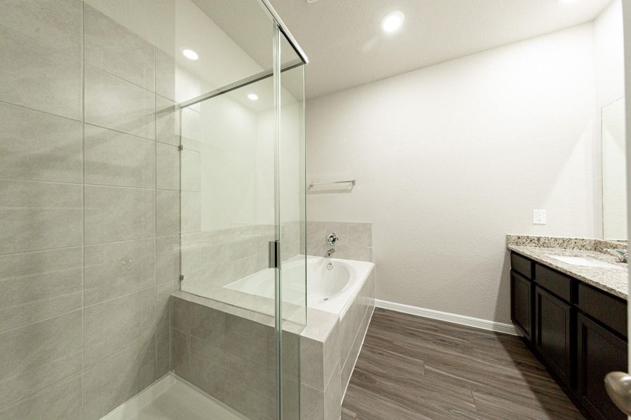 Furnished interior view inside a new home in Mackenzie Creek, Conroe (Image 10).