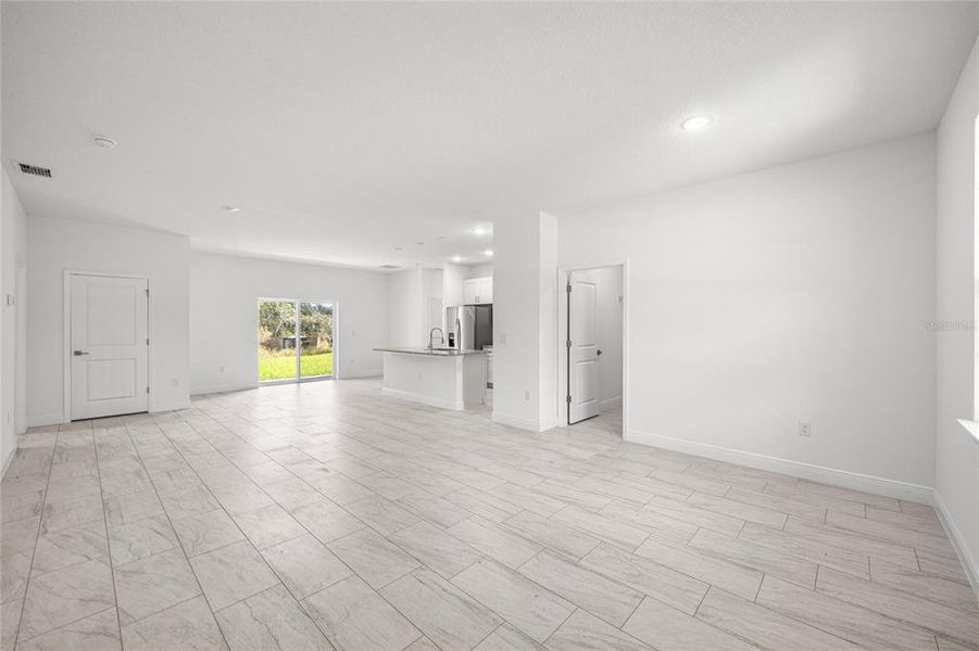 Spacious, unfurnished interior of a new home in , Ocala (Image 12).