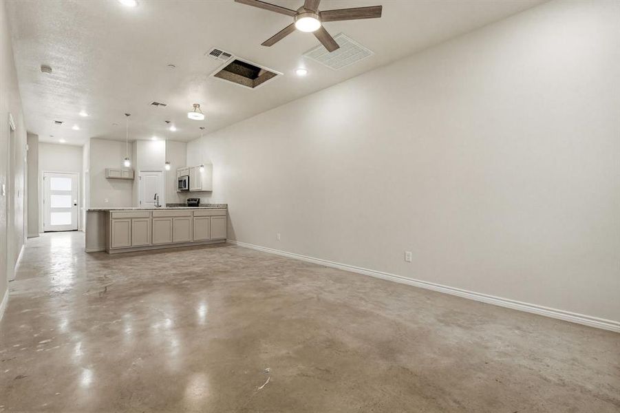 Spacious, unfurnished interior of a new home in , Copperas Cove (Image 11).