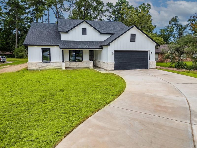 Big front yard perfect for landscaping, offering plenty of space to create a beautiful and inviting exterior. Big front yard perfect for landscaping, offering plenty of space to create a beautiful and inviting exterior.