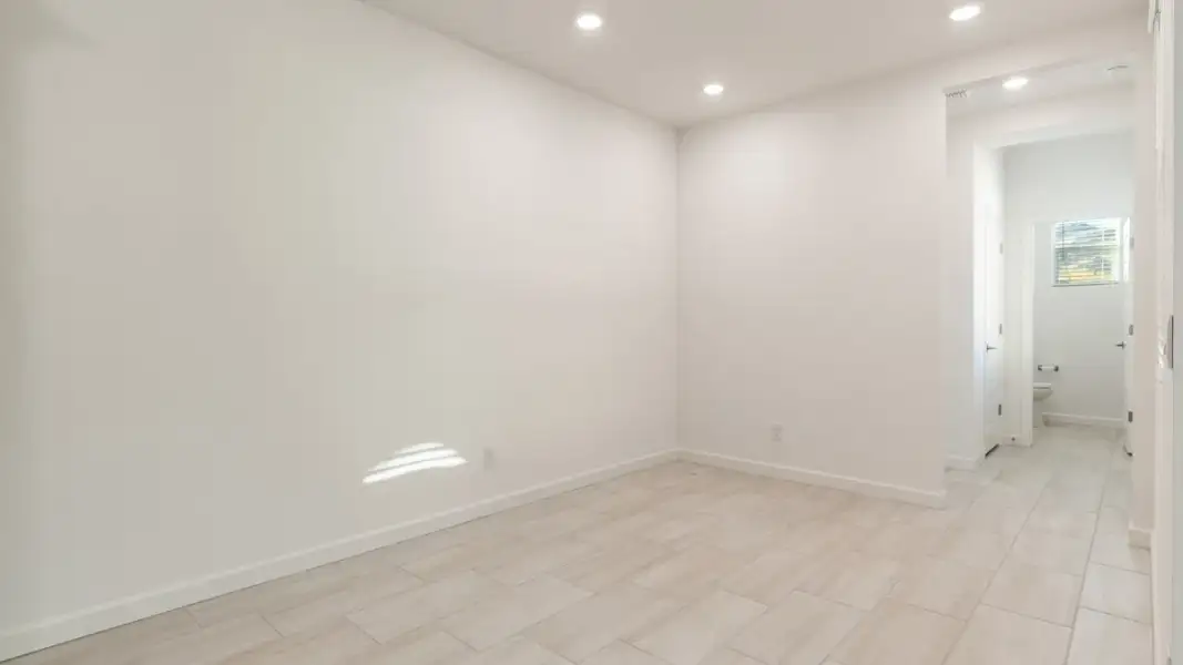 Spacious, unfurnished interior of a new home in Aloravita, Peoria (Image 21).