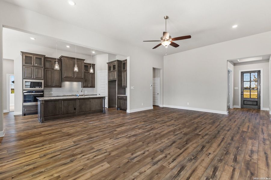 Spacious, unfurnished interior of a new home in Pradera Ridge, Floresville (Image 9).