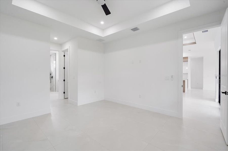 Spacious, unfurnished interior of a new home in , Port Charlotte (Image 29).