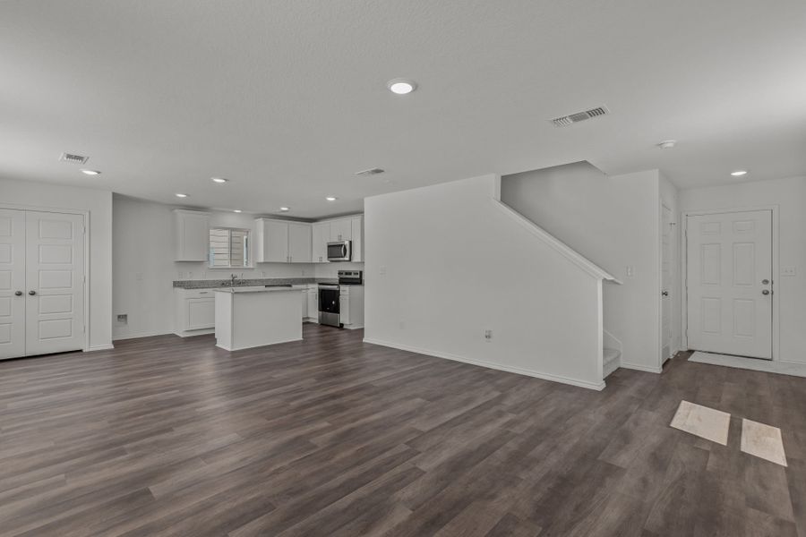 Spacious, unfurnished interior of a new home in Horizon Ridge, San Antonio (Image 5).
