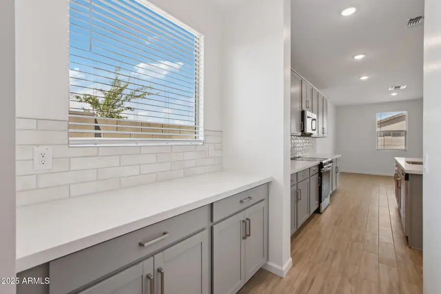 9-web-or-mls-W Brown St-S2708-009