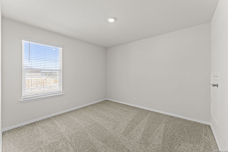 Spacious, unfurnished interior of a new home in Hunters Ranch, San Antonio (Image 17).