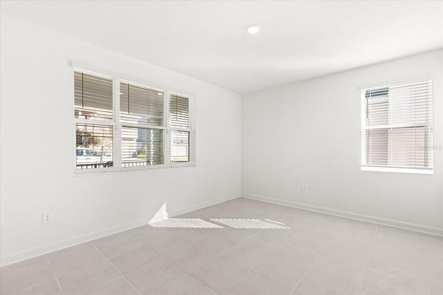 Spacious, unfurnished interior of a new home in Dora Parc, Mount Dora (Image 25).