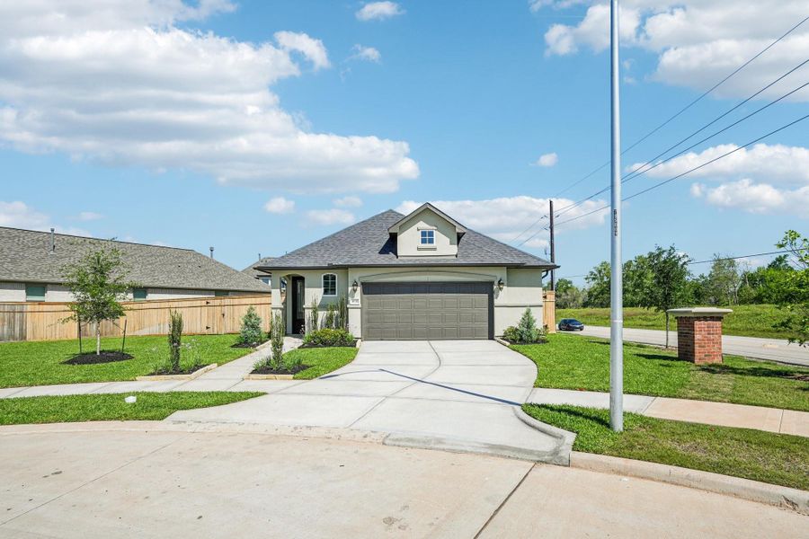 Front exterior of a new home in Sienna 40', Missouri City, TX, highlighting curb appeal (Image 19). Front exterior of a new home in Sienna 40', Missouri City, TX, highlighting curb appeal (Image 19).