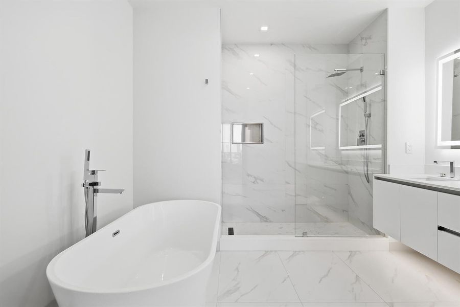 220-LAKESHORE-DRIVE-804-33403-016 220-LAKESHORE-DRIVE-804-33403-016
