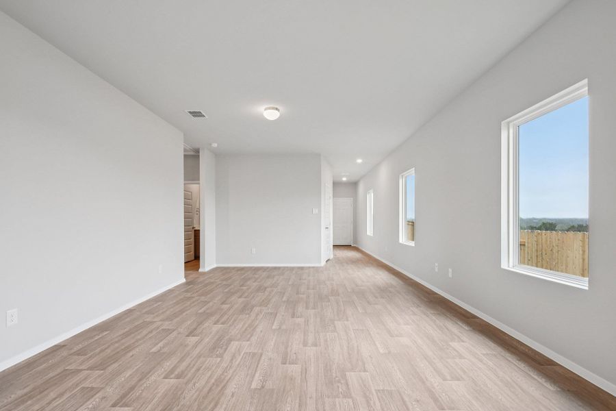 Spacious, unfurnished interior of a new home in Cloverleaf, Austin (Image 31).