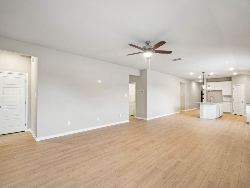 Spacious, unfurnished interior of a new home in Royal Crest, San Antonio (Image 12).