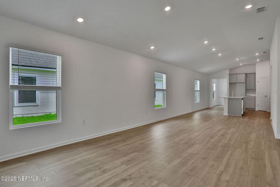 Spacious, unfurnished interior of a new home in Amberly, Green Cove Springs (Image 30).