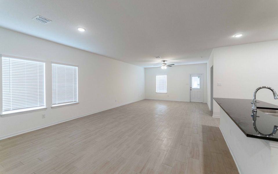 Spacious, unfurnished interior of a new home in Hunter's Ranch, San Antonio (Image 20).