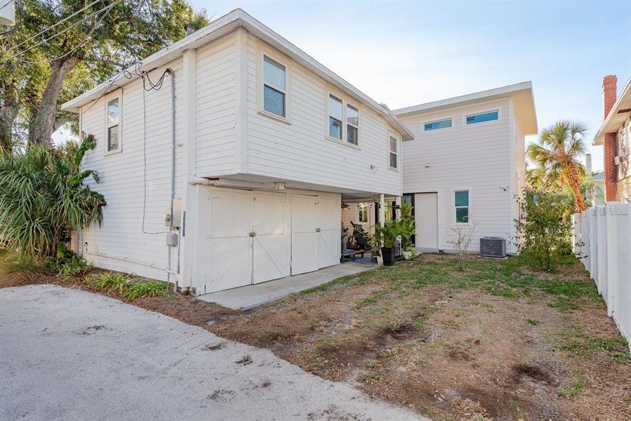 Exterior details and patio area of a home in , St. Petersburg (Image 27).
