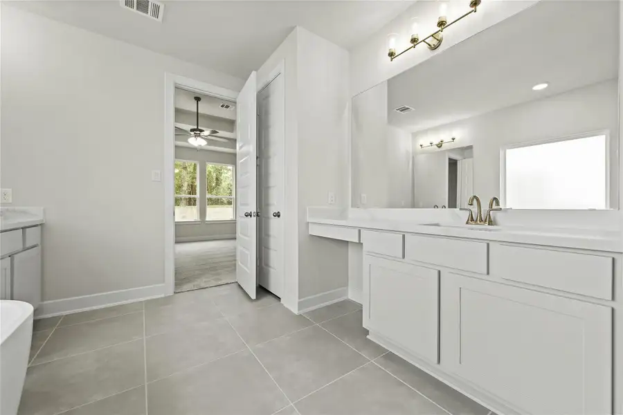 Representative image. Features, selections and colors may vary.