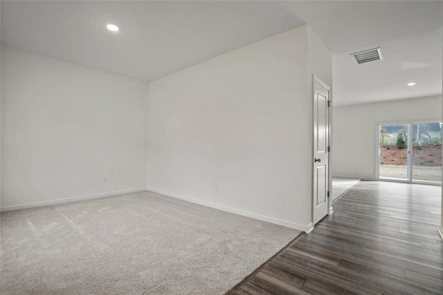 Spacious, unfurnished interior of a new home in Mt. Tabor Ridge, Dallas (Image 8).