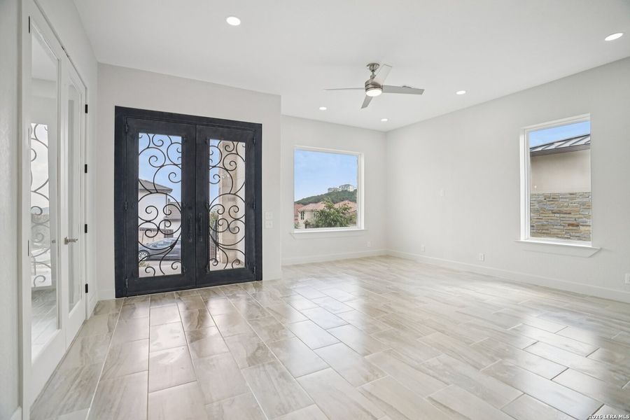 Spacious, unfurnished interior of a new home in , San Antonio (Image 39).