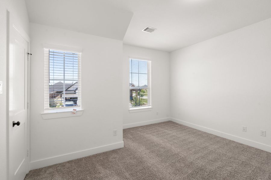 Spacious, unfurnished interior of a new home in Wood Leaf Reserve, Tomball (Image 17).