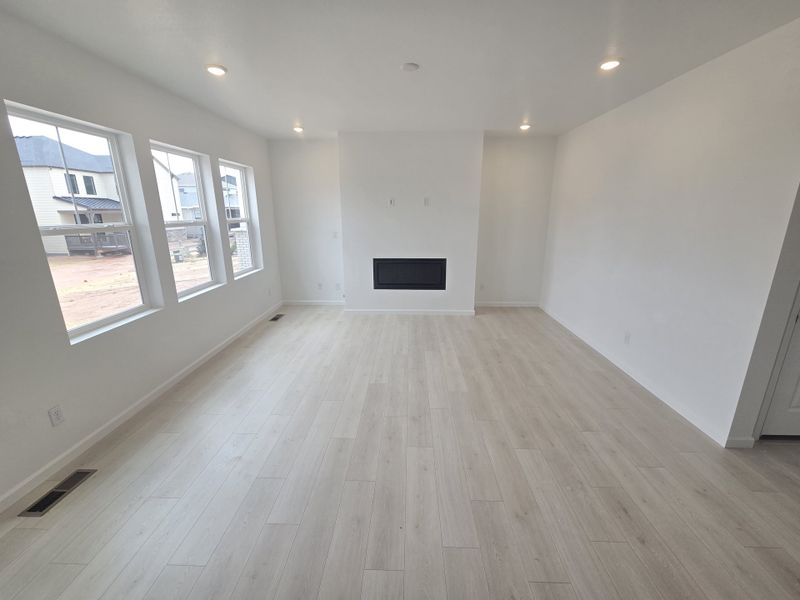 Spacious, unfurnished interior of a new home in Sterling Ranch Ascent Village, Littleton (Image 19).
