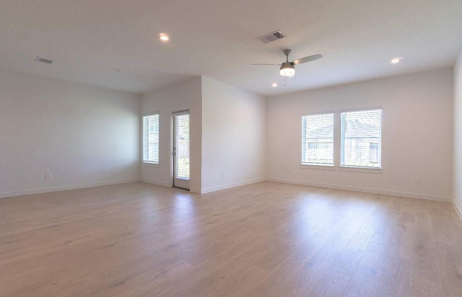 Spacious, unfurnished interior of a new home in Tamarron, Katy (Image 14).