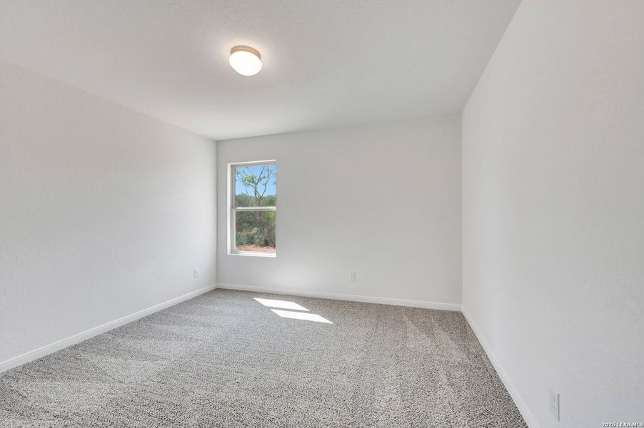 Spacious, unfurnished interior of a new home in Chaparral Ranch, Floresville (Image 27).