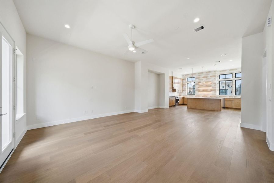 Spacious, unfurnished interior of a new home in Spring Valley Creek, Houston (Image 13).