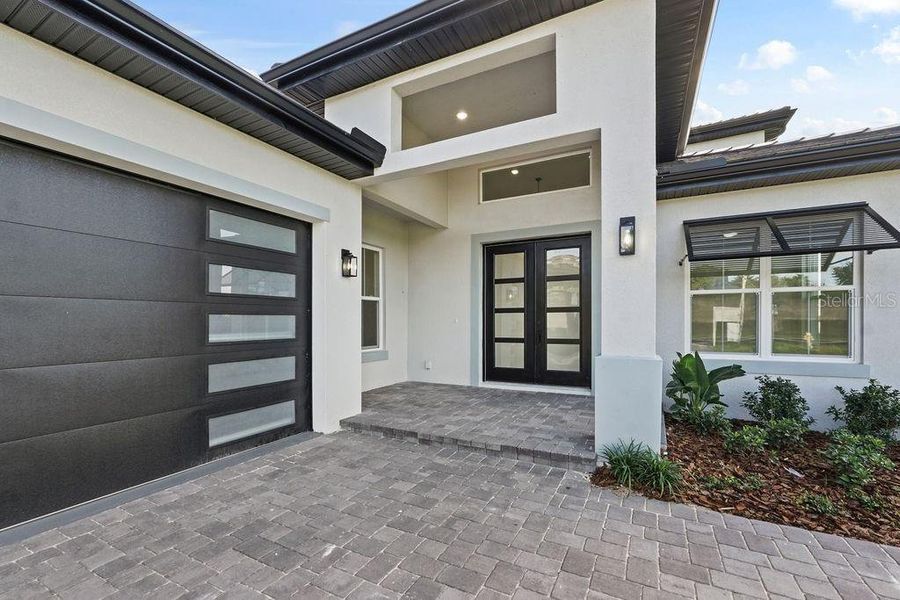 Exterior details and patio area of a home in , Lake Alfred (Image 4).