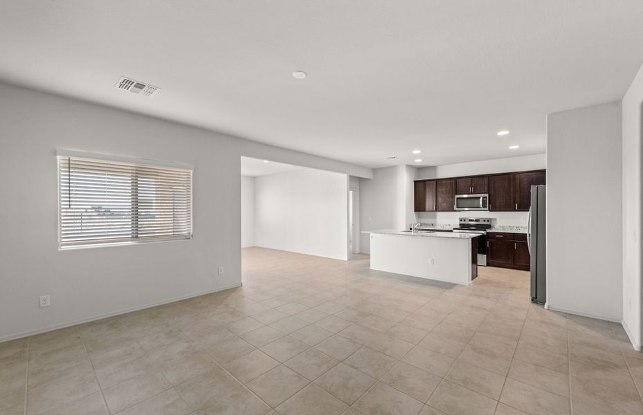 Spacious, unfurnished interior of a new home in El Rancho Santa Rosa, Maricopa (Image 12).