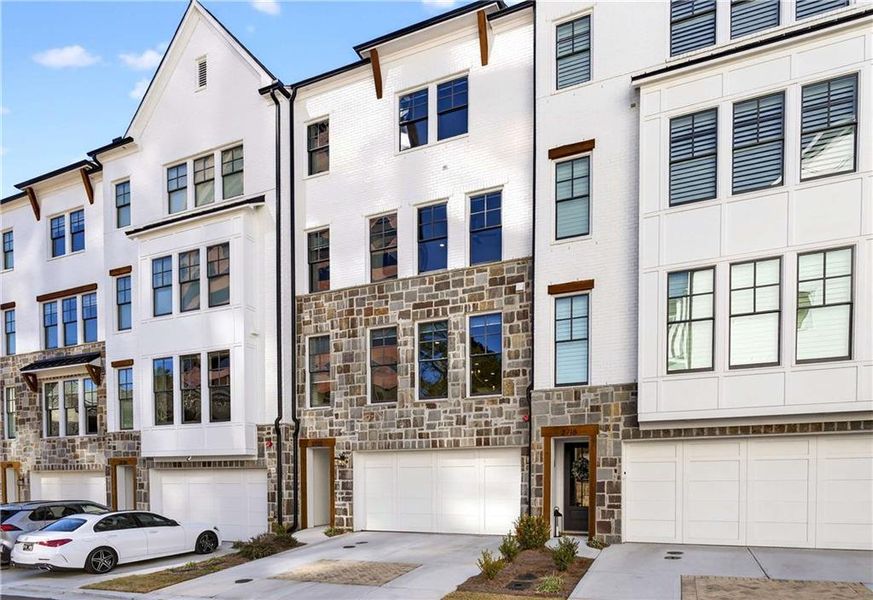 Condo located in Atlanta, GA showcasing its design and architecture (Image 5).